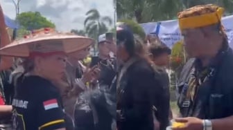 Ada Ritual 'Tepung Tawar' Suku Dayak di Tengah Aksi Massa Kaltim, Apa Maknanya?