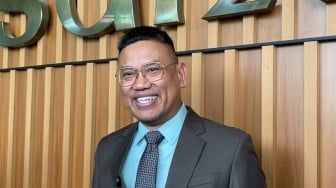 Difitnah Punya Ratusan Dapur MBG, Uya Kuya Heran Banyak Orang Berpendidikan Percaya