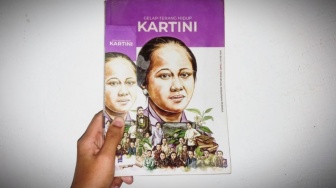 Sisi Manusiawi Kartini: Melampaui Mitos dalam Buku Gelap-Terang Hidupnya