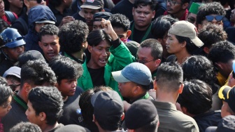 Masa aksi terlibat adu dorong dengan polisi saat unjuk rasa di depan kantor Gubernur Kalimantan Timur, Samarinda, Kalimantan Timur, Selasa (21/4/2026). [ANTARA FOTO/Angga Palguna/bar]
