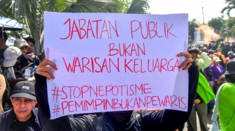 Masa aksi terlibat adu dorong dengan polisi saat unjuk rasa di depan kantor Gubernur Kalimantan Timur, Samarinda, Kalimantan Timur, Selasa (21/4/2026). [ANTARA FOTO/Angga Palguna/bar]