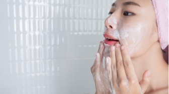5 Mild Cleanser Buat Kulit Sensitif dan Mudah Kemerahan, Mulai Rp30 Ribuan!