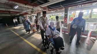 Sujud Syukur di Atas Kursi Roda: Perjuangan Siti Mariah dan Ngatijan Menuju Tanah Suci