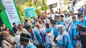 Suasana Haru Kloter Perdana Jemaah Calon Haji Jatim Masuk Asrama Surabaya