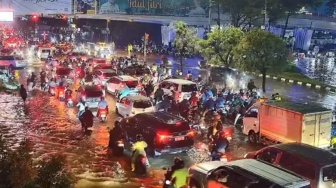 Belum 1 Jam Hujan, Palembang Langsung Lumpuh Total: Banjir Kepung Jalan, Kendaraan Banyak Mogok
