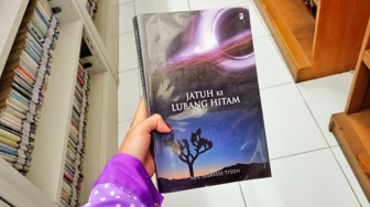 Menjelajah Kosmos dengan Logika Sederhana: Daya Tarik Jatuh ke Lubang Hitam