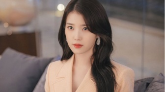 Ngantor Makin Modis dengan 4 Ide OOTD Office Look ala IU yang Bisa Ditiru!