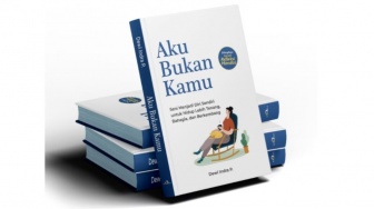 Buku Aku Bukan Kamu: Tak Perlu Menjadi Siapa-Siapa, Cukup Jadi Diri Sendiri