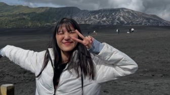 Di Tengah Derasnya Fast Fashion, Novia Arifin Memilih Melambat dengan Pilihan Slow Fashion