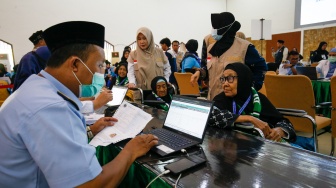 Sejumlah jemaah calon haji mulai memadati Embarkasi Haji Pondok Gede, Jakarta, Selasa (21/4/2026). [Suara.com/Alfian Winanto]
