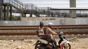 Pekerja menyelesaikan proyek pembangunan Stasiun Jakarta International Stadium (JIS) di kawasan Papanggo, Jakarta, Rabu (22/4/2026). [Suara.com/Alfian Winanto]
