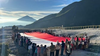 Perjuangan 75 Kartini Penjelajah Pakai Kebaya, Kibarkan Merah Putih Raksasa di Puncak Gunung