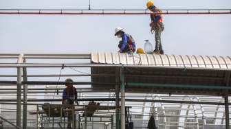 Pekerja menyelesaikan proyek pembangunan Stasiun Jakarta International Stadium (JIS) di kawasan Papanggo, Jakarta, Rabu (22/4/2026). [Suara.com/Alfian Winanto]
