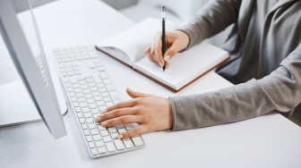 Kartini dan Perempuan Hari Ini: Menulis sebagai Ruang Aman untuk Bersuara