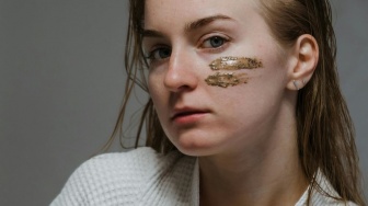 Scrub Wajah Apa yang Bagus? Ini 7 Rekomendasi untuk Angkat Sel Kulit Mati