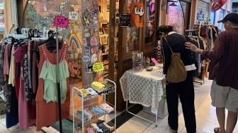Bertahan di Pasar Santa Jaksel, Toko SobaSoba Tawarkan Pakaian Vintage Penuh Cerita