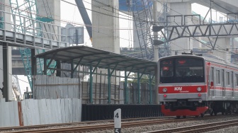 Kereta Rel Listrik (KRL) melintasi proyek pembangunan Stasiun Jakarta International Stadium (JIS) di kawasan Papanggo, Jakarta, Rabu (22/4/2026). [Suara.com/Alfian Winanto]
