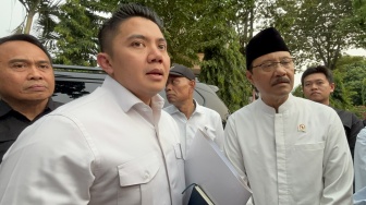 Seskab Teddy: Cuma 5 Km dari Kantor Saya Ternyata Banyak Anak-anak Tidak Pernah Sekolah