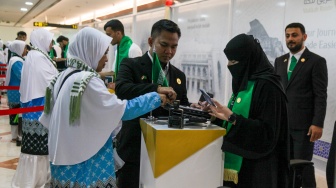 Jamaah calon haji antre melapor diri di Makkah Route Terminal 1 Bandara Internasional Juanda Surabaya di Sidoarjo, Jawa Timur, Rabu (22/4/2026). [ANTARA FOTO/Umarul Faruq/kye]