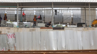 Pekerja menyelesaikan proyek pembangunan Stasiun Jakarta International Stadium (JIS) di kawasan Papanggo, Jakarta, Rabu (22/4/2026). [Suara.com/Alfian Winanto]
