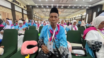 30 Tahun Jadi Sopir Truk, Ladalle Akhirnya Berangkat Haji: Menabung dari Upah Rp30 Ribu