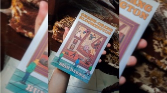 Review Orang-Orang Bloomington: Menguliti Kesepian di Balik Wajah Manusia