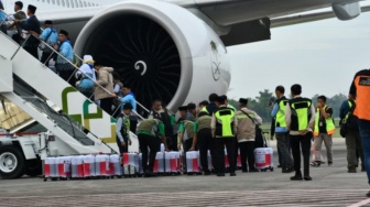 Tangis Haru dan Doa Keluarga Iringi Keberangkatan 439 Jemaah Haji dari Palembang