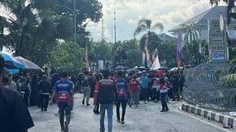 Berakhir Ricuh, Polisi Halau Mundur Massa Aksi 21 April di Kantor Gubernur Kaltim