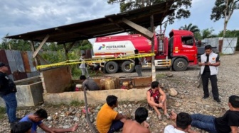 Saat Warga Antre BBM, Truk Tangki Pertamina Diduga Bongkar Muatan di Gudang Ilegal