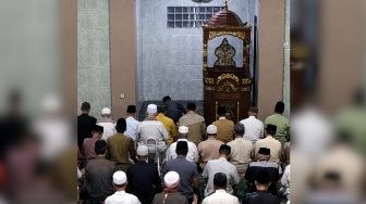Detik-Detik Imam Salat di Depok Meninggal Dunia, Ambruk saat Mau Sujud