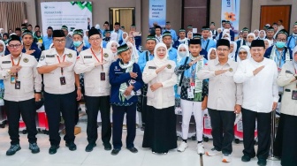 Kloter Pertama Haji Surabaya Resmi Diberangkatkan, Khofifah Titip Pesan Kesehatan dan Kekhusyukan