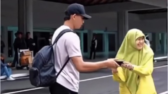 Kocak! Momen Ibu-ibu Core, Tak Kenal Rizky Ridho dan Suruh Jadi Tukang Foto