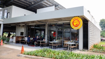 Suasana di Bakso Lapangan Tembak Senayan, Jakarta, Rabu (22/4/2026). [Suara.com/Alfian Winanto]