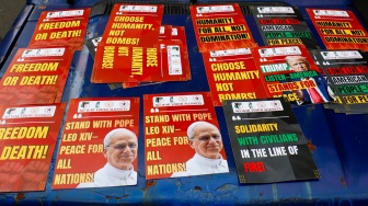 Aktivis yang tergabung dalam Aliansi Pemuda Anti-Perang atau No War Youth Alliance menggelar aksi di depan Kedutaan Besar Amerika Serikat, Jakarta, Kamis (23/4/2026). [Suara.com/Alfian Winanto]
