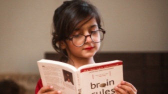 Gen Z Ternyata Penyelamat Literasi? Membongkar Paradoks di Balik Tren Membaca Saat Ini