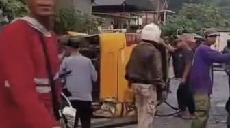 Detik-detik Mencekam di Cipatat: Angkot Berhenti Bawa Pelajar Dihantam Fuso hingga Terguling!