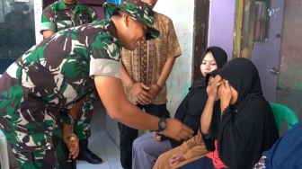 Tangis Haru Nenek 64 Tahun Pecah! Rumah Reyot 40 Tahun Dibedah Saat TMMD Kodim 0623 Cilegon