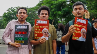 Aktivis yang tergabung dalam Aliansi Pemuda Anti-Perang atau No War Youth Alliance menggelar aksi di depan Kedutaan Besar Amerika Serikat, Jakarta, Kamis (23/4/2026). [Suara.com/Alfian Winanto]
