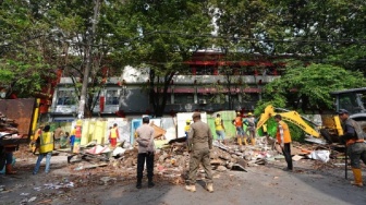 60 Lapak PKL di Samping SMKN 4 Makassar Dibongkar