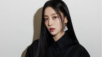 Gaya Ngantor sampai Pesta, Intip 4 Ide Daily OOTD ala Kang Min Ah Ini!