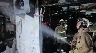Warteg hingga Toko Listrik di Pulogebang Dilalap Api, 13 Unit Damkar Berjibaku Padamkan Kebakaran!