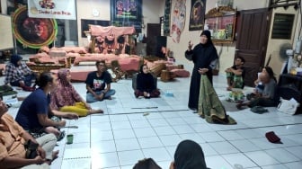 Sujiwo Tejo dan Teater Lingkar Sindir Keras Koruptor Lewat Lakon 'ROJO TIKUS' di Demak
