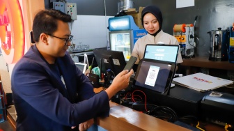General Manager PT Boga Suryo Buwono, Sukotjo saat mencoba aplikasi pembayaran usai jumpa pers di Bakso Lapangan Tembak Senayan, Jakarta, Rabu (22/4/2026). [Suara.com/Alfian Winanto]