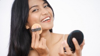 5 Rekomendasi Bedak Padat Two Way Cake yang Murah tapi Bagus, Pori-Pori Tersamarkan