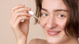 6 Rekomendasi Serum Retinol yang Ampuh Hempas Kerutan dan Flek Hitam