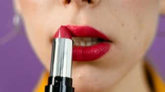Lipstik Merek Apa yang Tahan Lama? 5 Produk Lokal Ini Anti Luntur Seharian