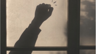 Ketukan di Tengah Malam