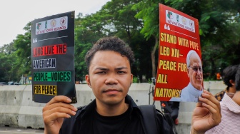 Aktivis yang tergabung dalam Aliansi Pemuda Anti-Perang atau No War Youth Alliance menggelar aksi di depan Kedutaan Besar Amerika Serikat, Jakarta, Kamis (23/4/2026). [Suara.com/Alfian Winanto]
