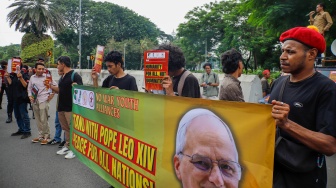 Aktivis yang tergabung dalam Aliansi Pemuda Anti-Perang atau No War Youth Alliance menggelar aksi di depan Kedutaan Besar Amerika Serikat, Jakarta, Kamis (23/4/2026). [Suara.com/Alfian Winanto]
