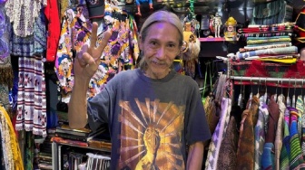 Lawan Algoritma e-Commerce Lewat Kurasi Keras: Rahasia Pak Sammy Jaga Nyawa Woodstock di Pasar Santa